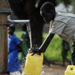 offrez une pompe à eau à une population défavorisée