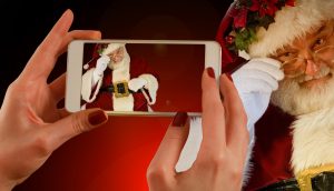 christmas_santa_claus_nicholas_hands_keep_smartphone_iphone_mobile_phone-1161337